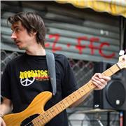 Guitariste/bassiste avec 15 ans de pratique offre cours en déplacement sur la région de Montpellier et environs. Découvre les accords, gammes, l'improvisation et tes morceaux préférés en s'amusant